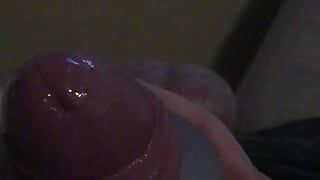 Masturberen met gebonden ballen cockringen en pikstroker speeltje