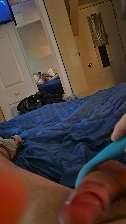 Avlägsna tatueringskuk medan vibrator i rövad