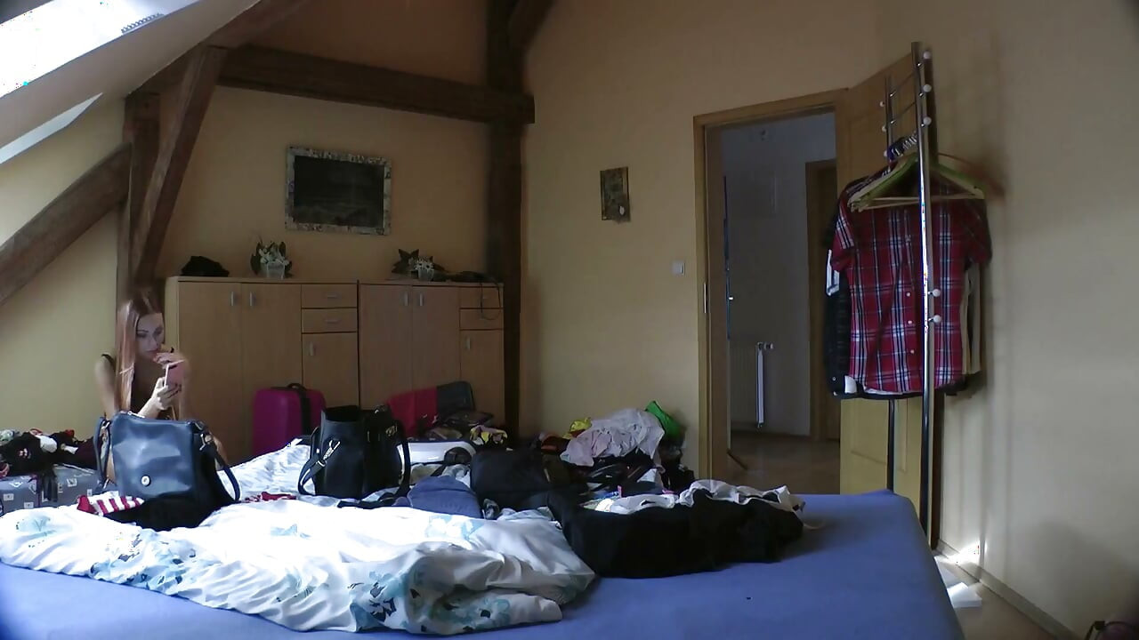 Pięć dziewcząt z przyjacielem w domu robi się zabawna