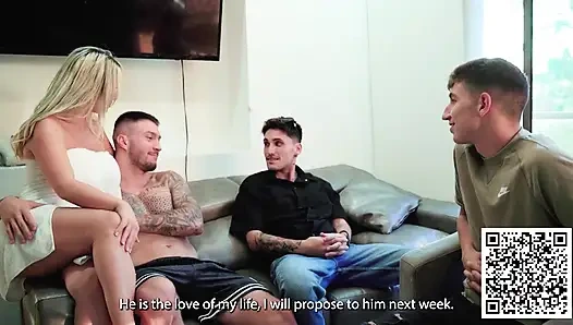 MILF блондинка с огромной грудью трахает меня чувственно и позволяет кончить ей на грудь