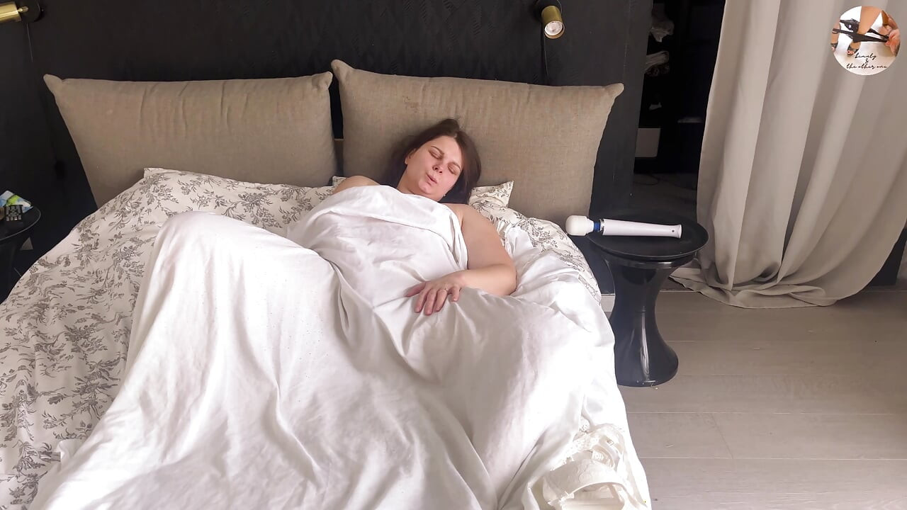 Evde tek başına mastürbasyon yapan amcık çarşafların altında oynuyor