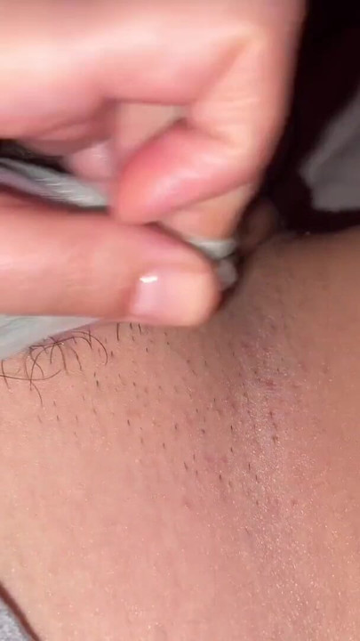 Kijk hoe ik speel met mijn dikke, erg harige poesje en heb een clitoraal orgasme. | Clip 1