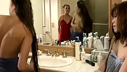 Dyke Asia asal perancis ini suka muasin memek sahabatnya