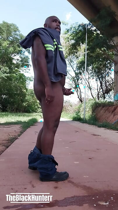 Вернувшись с работы, я остановился, чтобы пописать и в итоге снял всю мою одежду на улице