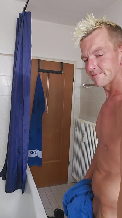 Fare la doccia da sola a casa con il mio dildo