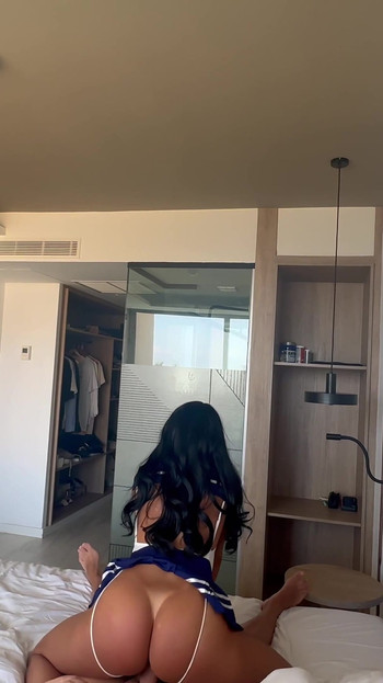 来自“完美第一人称视角！”的关键时刻！我掀起我的小裙，把他射在我屁股上的精液吸干”