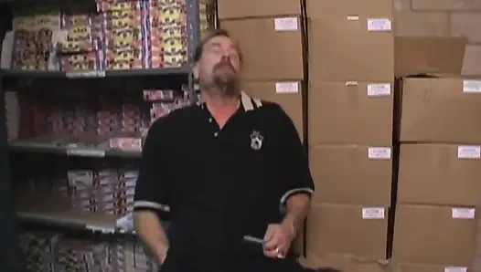 Складская шлюшка скачет на мясистом члене, текущий мокрый