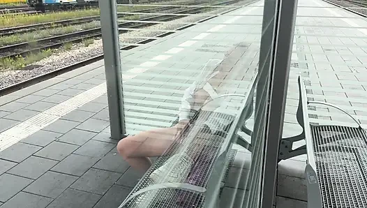 Notgeile Schlampe macht es sich auf dem Bahngleis