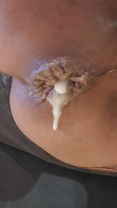 Analmoni drips from her ass