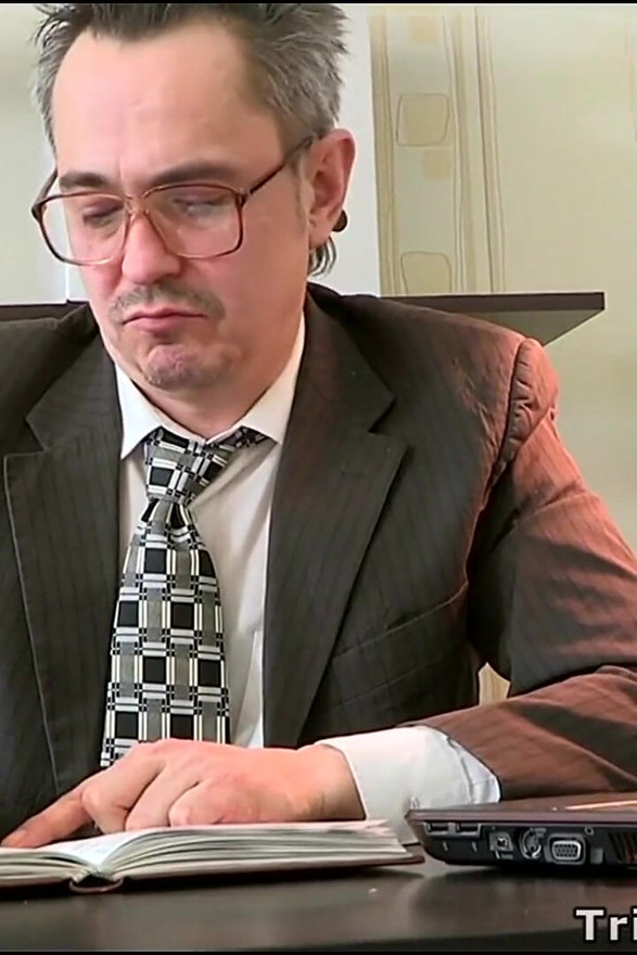 Opettaja ottaa suihin ja nai seksikkään nuoremman oppilaan pillua