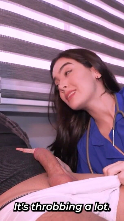 Linda médica latina ajuda seu paciente a gozar no rosto dela | Clipe 3