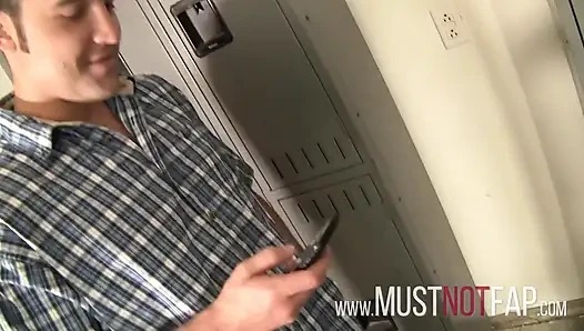 Liz taylor si cewek hot rambut cokelat dengan memek sempit alami lagi asik telan sperma setelah dientot habis-habisan sama kontol besar pria kulit putih