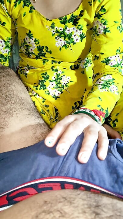 Adik tiri suka mengisap kontol dan seks jari