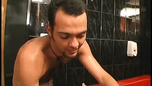 Cewek latina muda lagi asik dientot