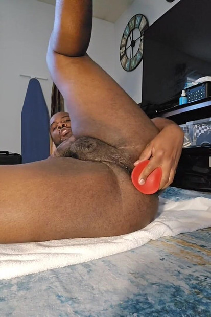 用粗大的假阳具深深地操自己