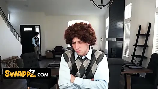 Büyük memeli tombul lexi luna, bella rossi ve codey carter vahşi grup sikişinde