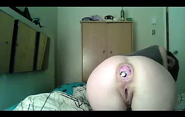 Camwhore pushes out a huge ball out of her ass