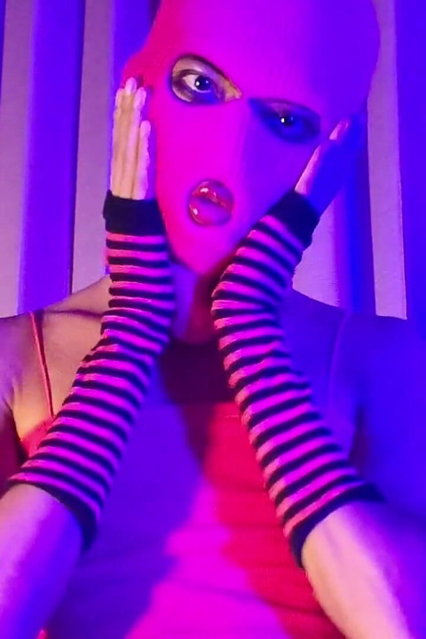 Mặt nạ balaclava màu hồng sissy nhuộm lông mu chơi với một máy rung