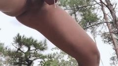 Exhibitionistische Japanse jongen masturbeert en klaarkomen in het openbaar