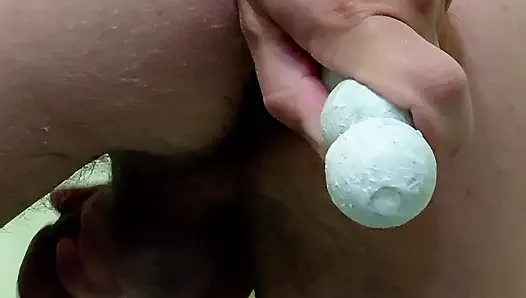 Büyük bir dövmeli tıraşı, ardından eller serbest anal orgazm ve banyoda ses.