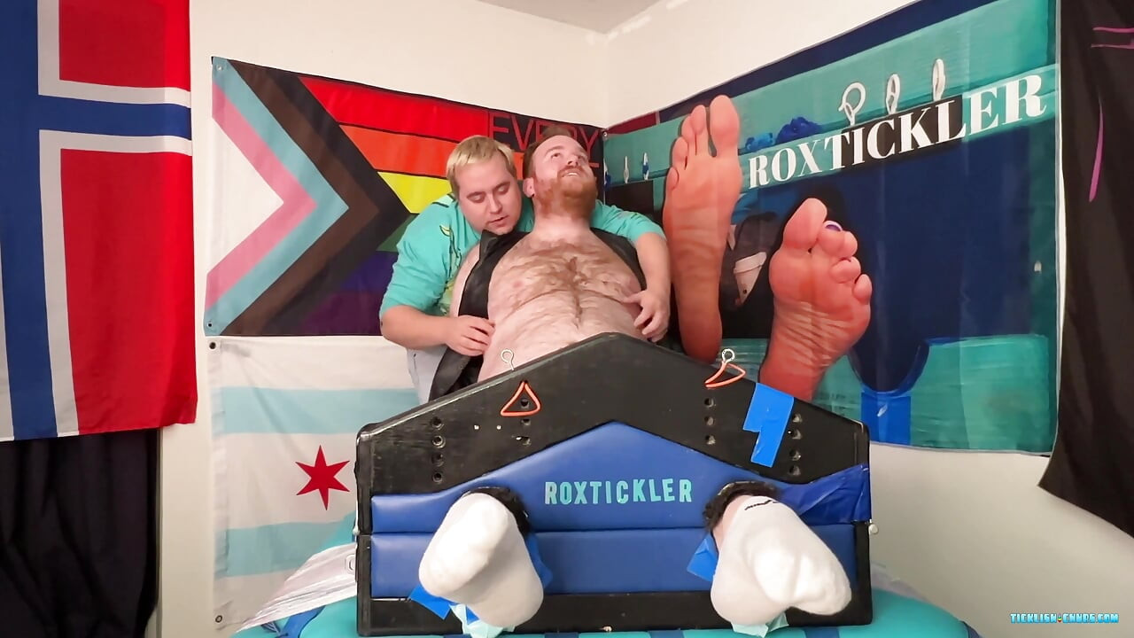 Dlakavi Ryan dobiva dobru škakljanju