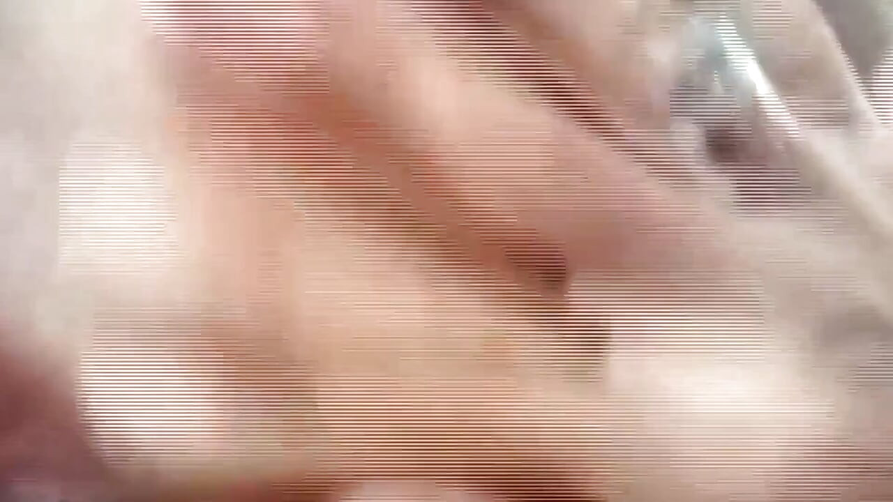Insaciable rubia de 18 años drena la polla transexual al aire libre