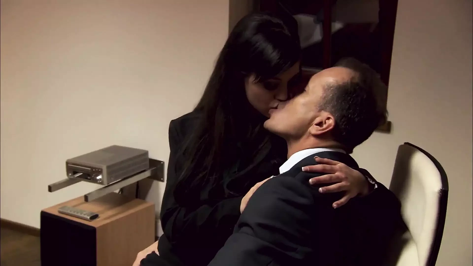 Alyson es una secretaria muy traviesa