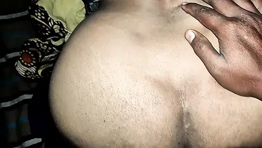 Üvey kız kardeşle yatakta dinlenerek gece seksine izin ver