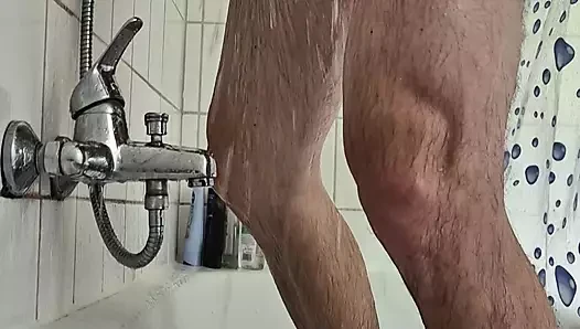 Duşta sert yarağı sıvazlıyor