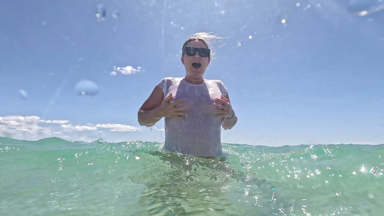 Wet White T-shirt Swimming Underwater