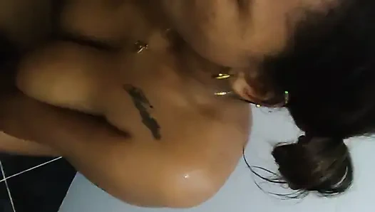 Межрасовый секс в душе с африканской женщиной