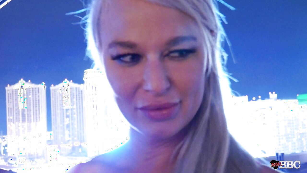 Mamă sexy țâțoasă London River o recrutează pe Kate Kennedy pentru un sex în trei anal cu pulă mare și neagră