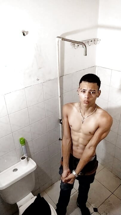 the actor Diego Alejandro roasts it in a bathroom