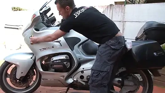 Geile brünette wird auf dem motorrad gefickt
