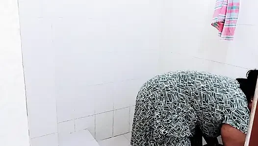 Morjenabb_I ngentot istriku sambil berdiri sambil mandi. Video xxx seks panas desi
