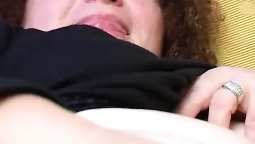 Amatör şişman kız dildoyla amını sıvazlıyor