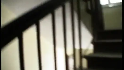 Dua cewek rambut cokelat besar saling ngentot memek yang kering dan tenang