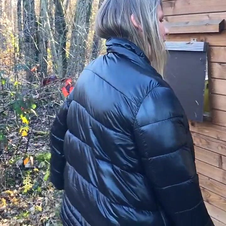 Ormanda kalın ceket, başka hiçbir şey yok