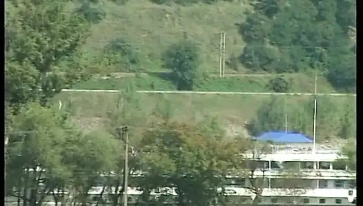 Dewasa terangsang besar bermain dengan botol