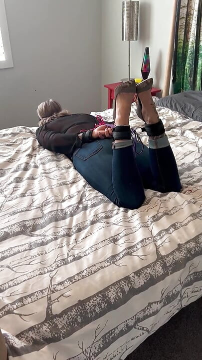 A esposa gostosa ao lado: capturada &amarrada - pés insanamente sexy e solas rugas perfeitas