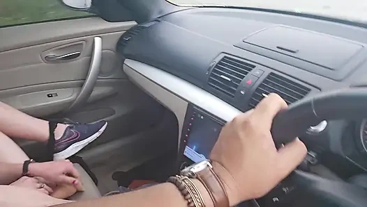 Sevimli sarışın dildo uber sürücüsü izlemek zorundayken amını sikiyor