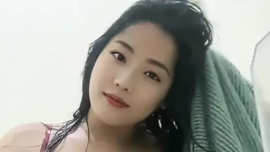 Junge mami sieht nach einer dusche schön aus und drückt ihre großen titten.