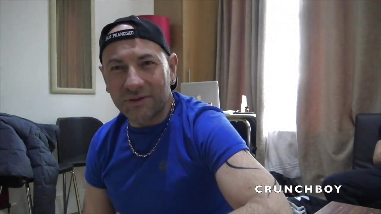 Oscar Wood fucked bareback the big cock of Ronnie