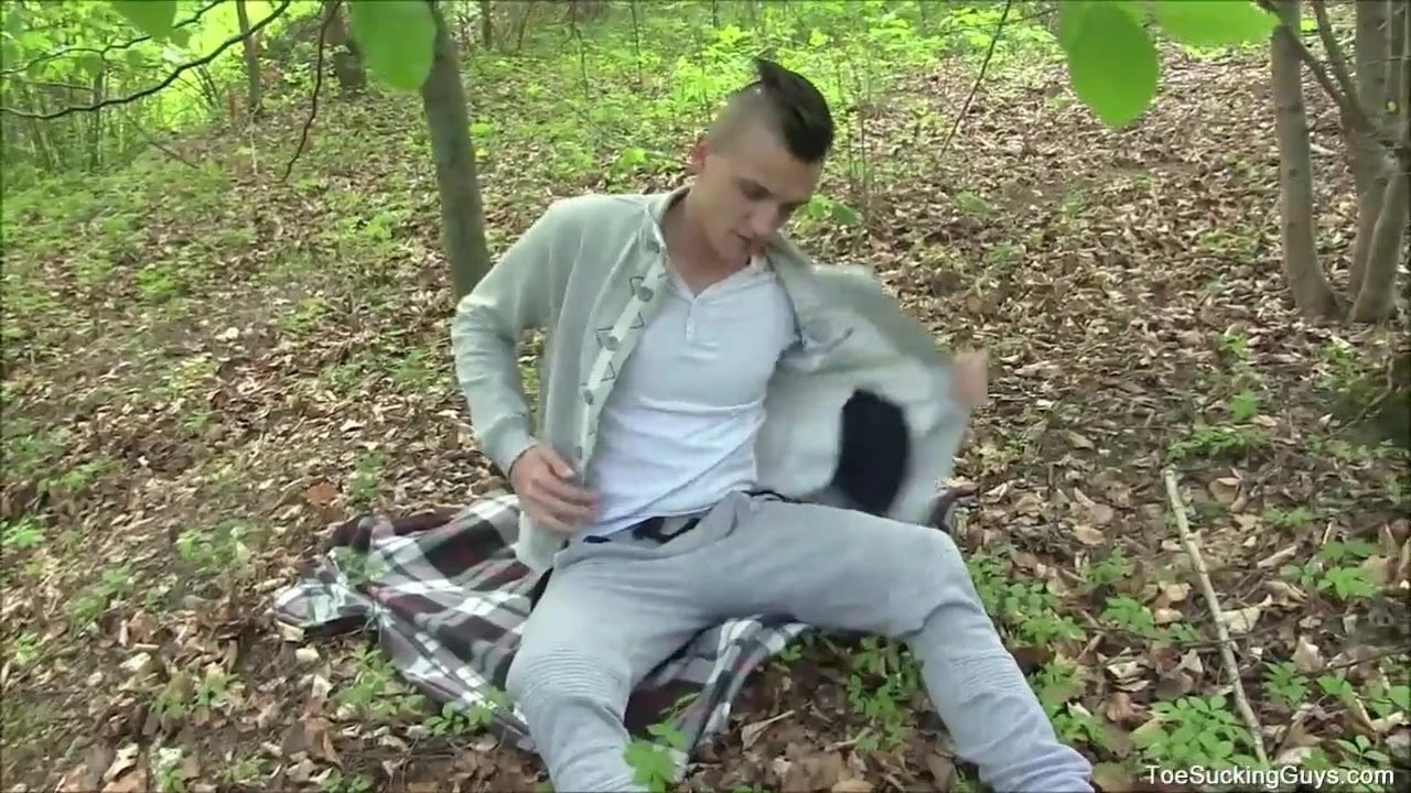 Tom uli se igra solo stopala i drka