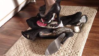 Betty abusa delle scarpe da ginnastica