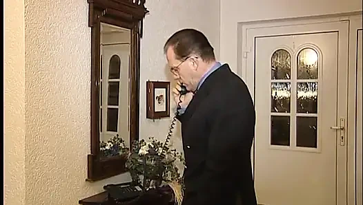 Cewek itu ngisap kontol di ruangan studinya, jadi dia harus dihukum