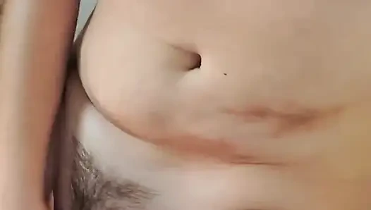 Aku lagi asik muasin memekku pakai dildo favoritku!
