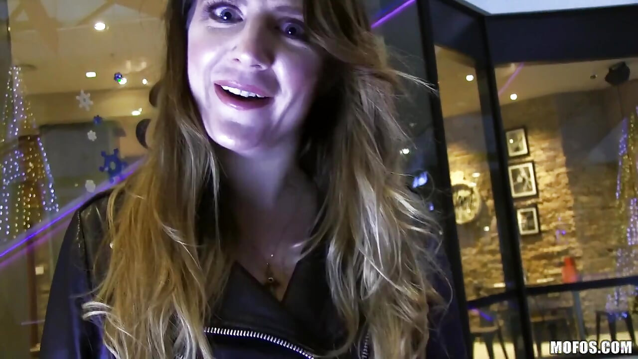 Mofos - samantha si cewek inggris dengan toket besar lagi asik fingering memeknya sebelum pantatnya dientot untuk pertama kalinya