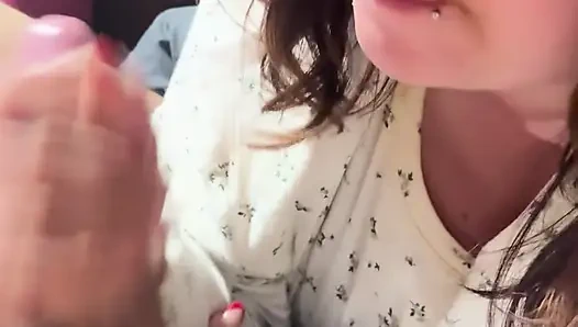 Gadis gemuk lagi asik nyepong dan ngocok kontol