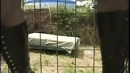 Грязную рабыню в фетише и сексуальном нижнем белье трахнули в клетке